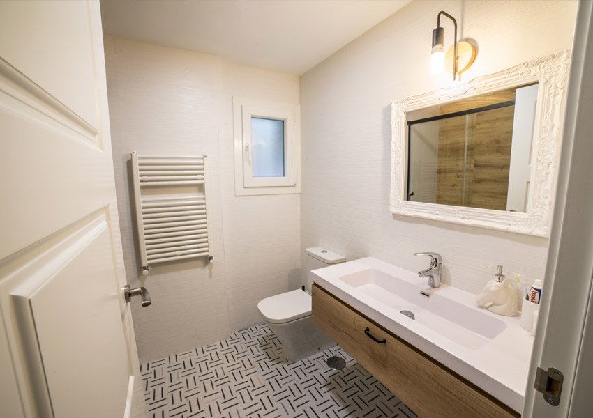reforma de baño moderno en alameda de osuna