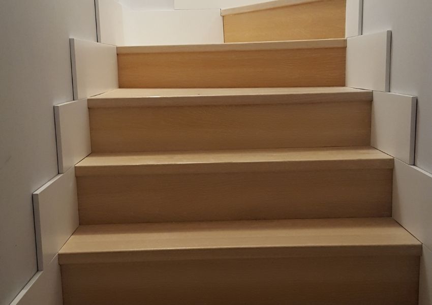 escaleras con suelo de madera en vivienda unifamiliar en azalea